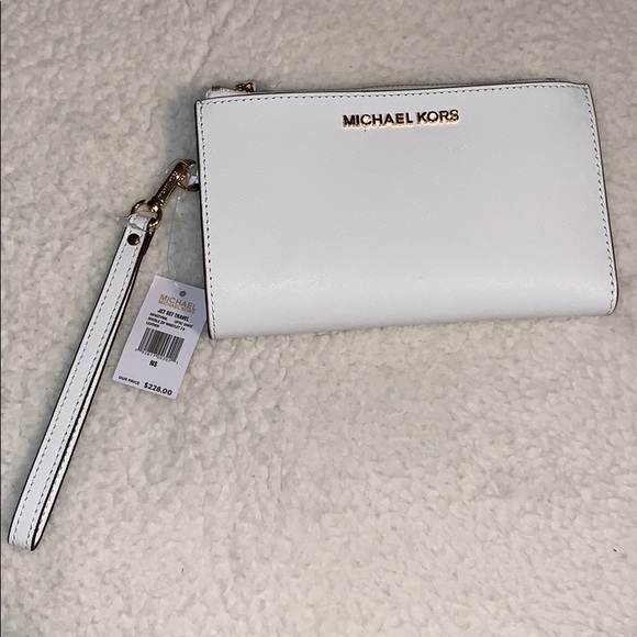 Michael Kors Handbags - Michael Kors Jet Set Travel Wallet